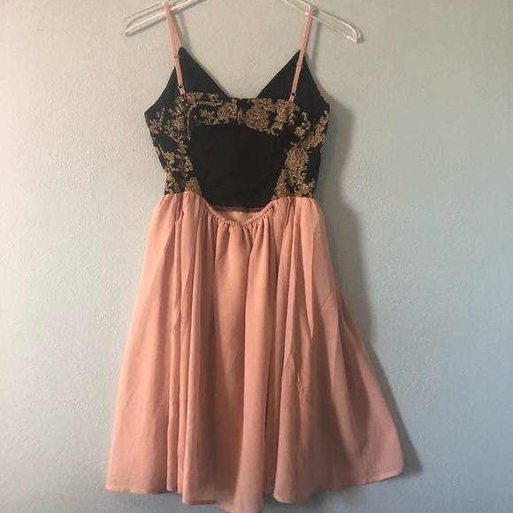 Boutique | Taupe dress with black and gold details - Picture 3 of 6